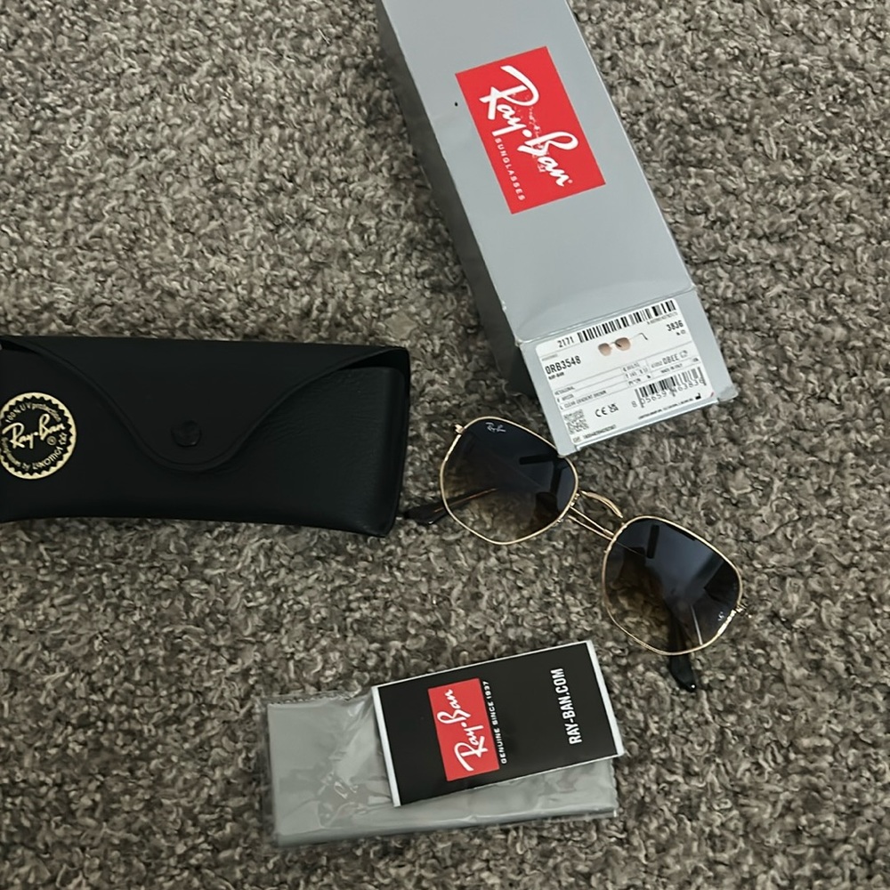 Brand new ray bans never worn!! bought for 199$